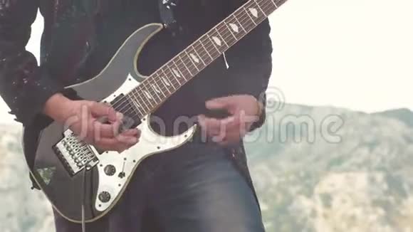 男弹低音吉他的特写库存山背景吉他手演奏低音的特写视频的预览图