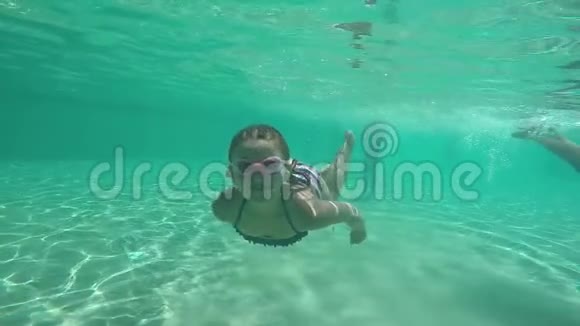 女孩潜入水中视频的预览图
