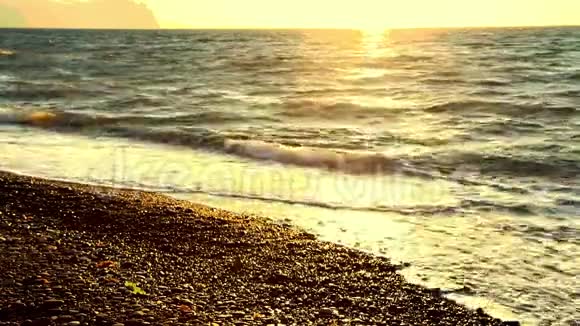 汹涌的大海在海岸线上流淌着岩石视频的预览图