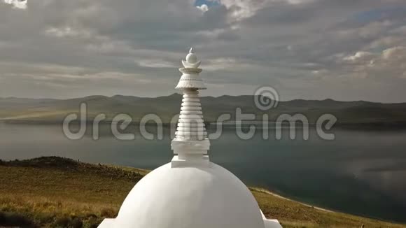 鸟瞰独特的佛塔历史纪念碑标志塔尖神秘仪式科斯塔奥戈伊岛贝加尔湖视频的预览图