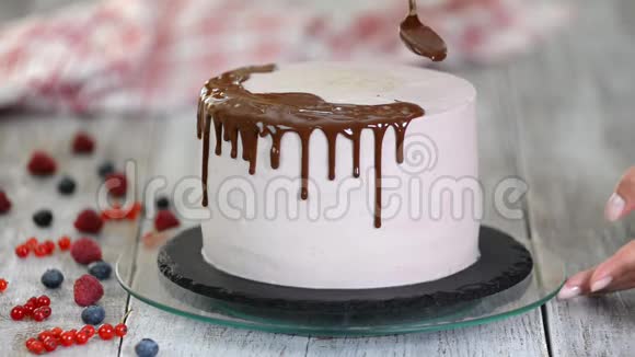 巧克力蛋糕上的糖霜白色蛋糕上覆盖着巧克力和奶油巧克力蛋糕装饰视频的预览图