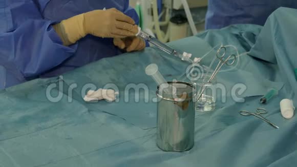 医生和护士准备冠状动脉旁路手术设备视频的预览图