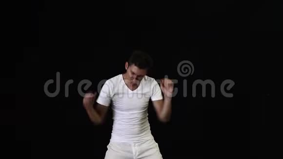 白衣魅力男积极在黑色背景上唱歌跳舞视频的预览图