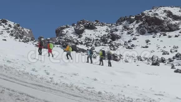 登山者攀登埃布勒斯峰在夏天视频的预览图