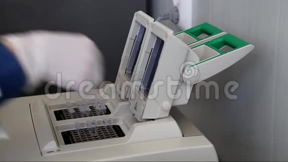 戴手套的科学家将DNA样本放入实时PCR仪中视频的预览图