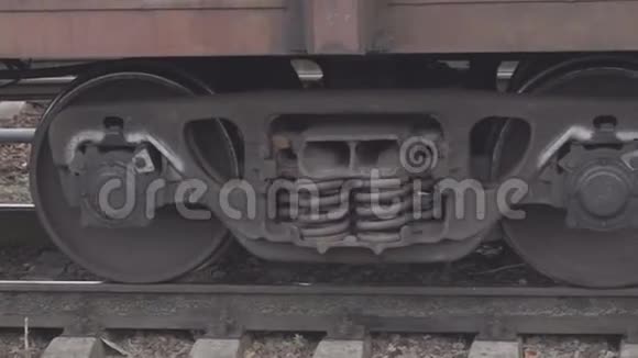 生锈的火车车轮站在铁轨上视频的预览图