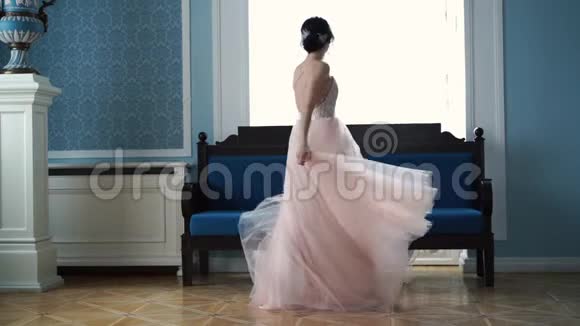 美丽的慢动作美丽的新娘穿着婚纱旋转视频的预览图
