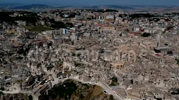 意大利南部Basilicata地区Matera古镇的鸟瞰图视频的预览图