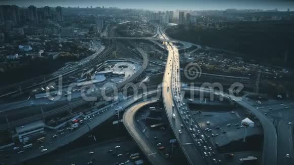 夜间城市交通道路景观鸟瞰图视频的预览图