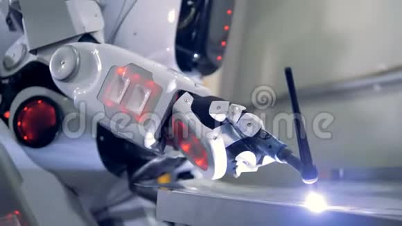 靠近机器人手中的工作焊接装置视频的预览图