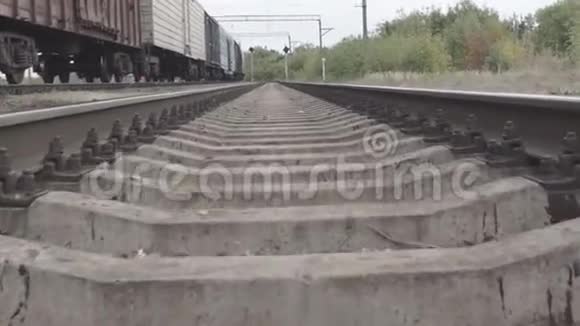 摄像机沿着铁轨行进视频的预览图
