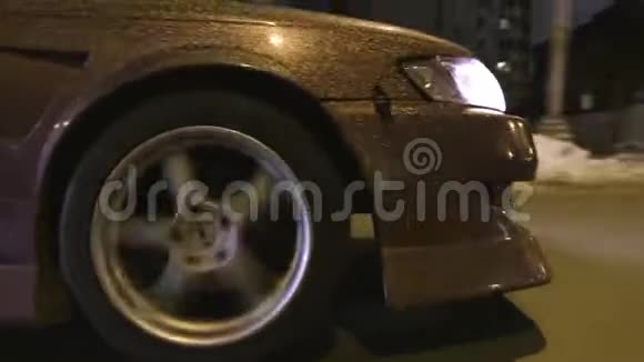 汽车上闪光的特写行动现代设计的汽车涂层金色亮片闪闪发光的灯笼上视频的预览图