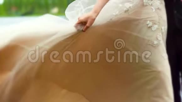 美丽的新娘礼服在风中摇摆视频的预览图