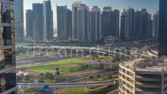 从空中俯瞰JLT和迪拜码头在谢赫扎耶德路上有很大的公路交叉口时间在谢赫扎耶德路上有摩天大楼视频的预览图