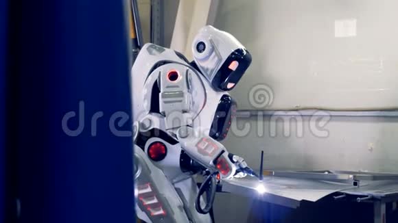 一种金属片的焊接过程由类似人类的机器人在工厂的地板上进行视频的预览图