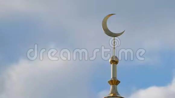 穆斯林清真寺尖塔上的一个金色月牙顶着天空右角有快速移动的云视频的预览图