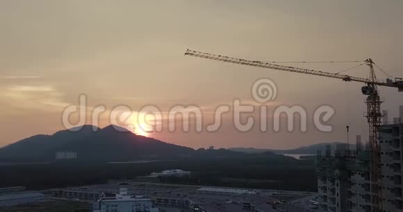 日落时用起重机建造的建筑物剪影老式过滤器视频的预览图