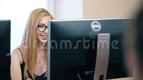金发女人在电脑上工作视频的预览图