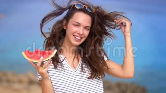 夏天的女人吃西瓜假日生活方式夏季概念视频的预览图