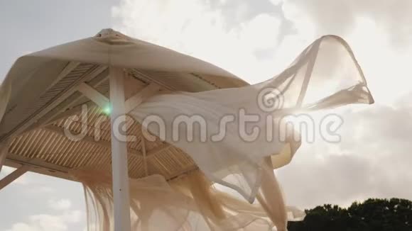 海滩上的帐篷织物在日落时随风飘扬舒适的休息概念视频的预览图