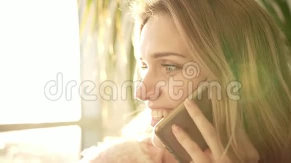 漂亮的女人在说电话会说话的女人在阳光下微笑的肖像视频的预览图