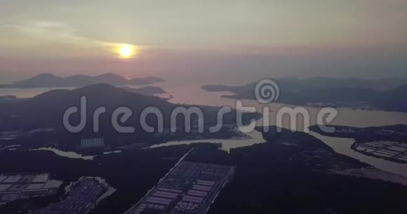 马来西亚卢穆特清晨美丽的鸟瞰日出视频的预览图