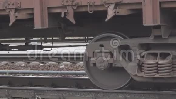 生锈的火车车轮站在铁轨上视频的预览图