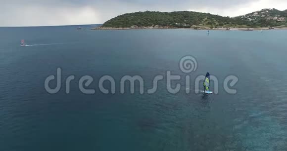 平静海面上的风力机视频的预览图