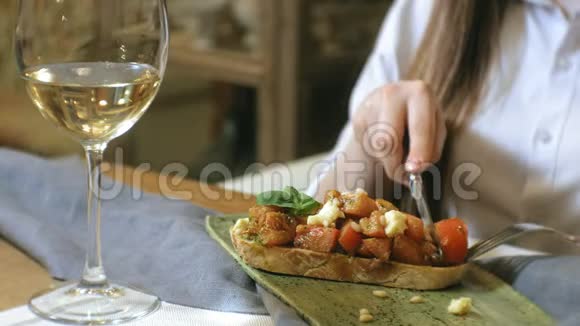 特写镜头一个美味的三明治里面有蔬菜西红柿和鳄梨bruschetta视频的预览图