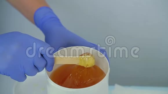 这位科学家的女人的手准备了糖糊以供颤抖慢动作视频的预览图