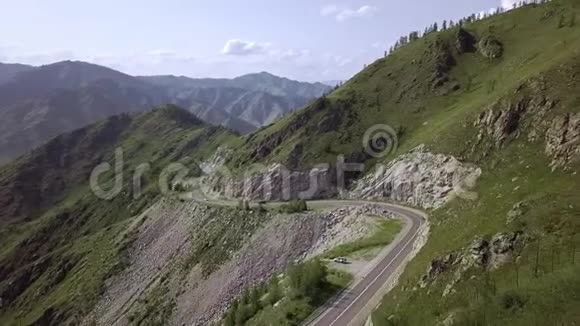 惊人的空中飞行超过阿尔泰俄罗斯的山路汽车沿着蜿蜒曲折的道路行驶视频的预览图