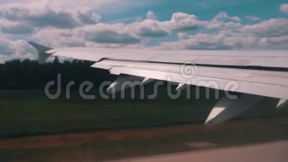 从跑道起飞时飞机机翼的视图视频的预览图