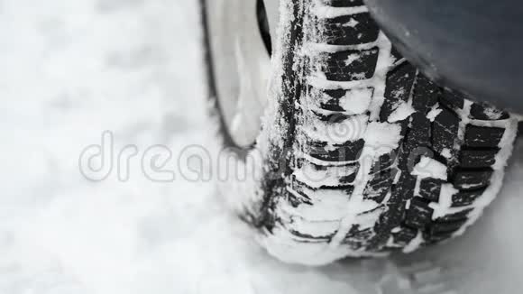 一辆车在大雪纷飞的冬天开视频的预览图