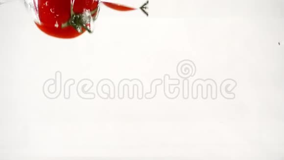分裂的西红柿落入水中溅起水花和气泡动作缓慢视频的预览图