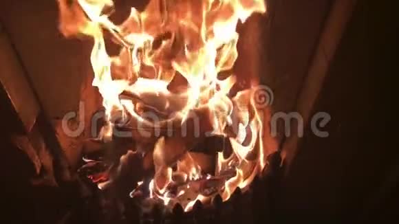慢动作壁炉里的火焰视频的预览图