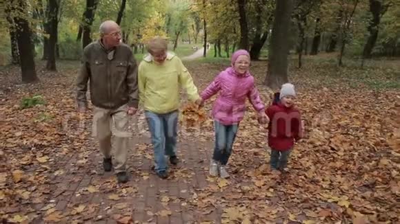 秋天一对老夫妇和孙子孙女在一起视频的预览图