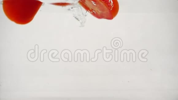 番茄在水中旋转溅出气泡慢动作特写视频的预览图