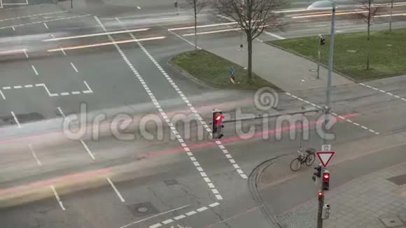 汉诺威的人和交通交叉路口的时间推移视图视频的预览图