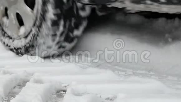 一辆车在大雪纷飞的冬天开视频的预览图