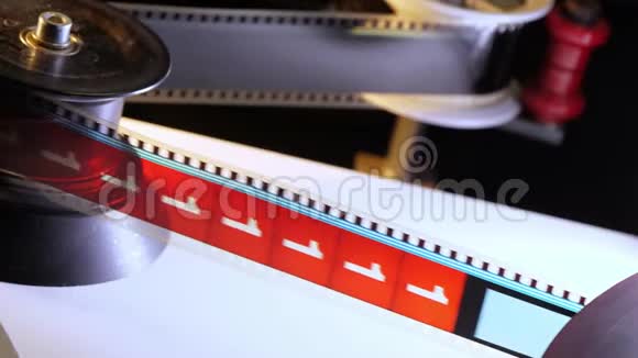 在电影院里靠近一个移动的35毫米电影条纹视频的预览图