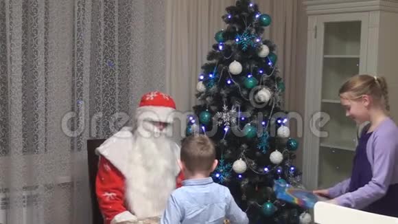 圣诞老人来到孩子们身边视频的预览图