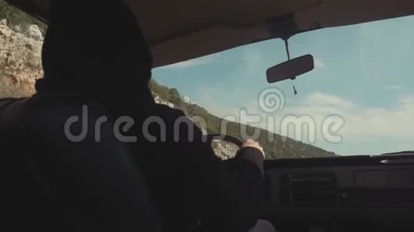 从后面的人驾驶汽车库存穿黑色衣服带引擎盖的人开车从车上可以看到山景视频的预览图