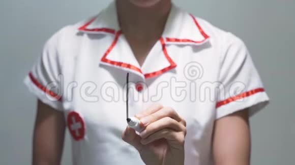 女医生在透明屏幕上用红色向下箭头绘制减少图视频的预览图