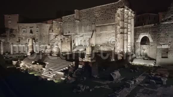 2018年罗马冬夜罗马斗兽场附近的一片废墟视频的预览图
