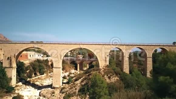 西班牙拱桥的鸟瞰图视频的预览图