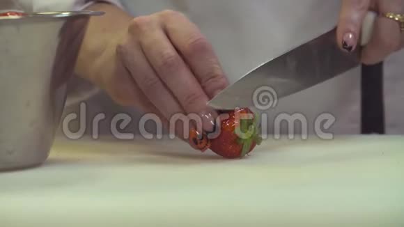 女性手切草莓视频的预览图