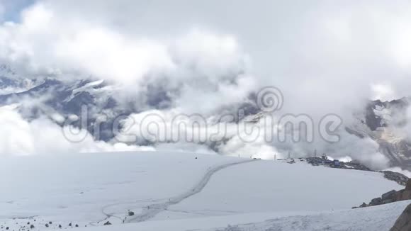 主要高加索山脉的美丽景色从Elbrus的斜坡从4300的高度射击视频的预览图