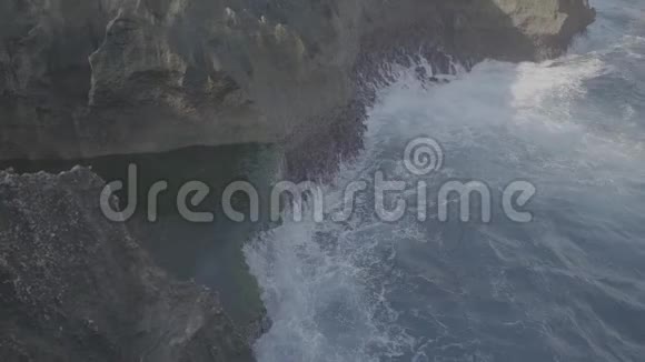 天使比拉邦海滩这是努沙佩尼达岛上的天然游泳池视频的预览图
