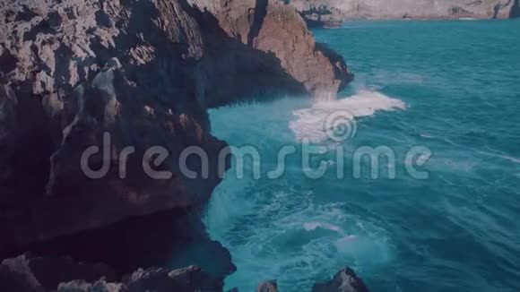 天使比拉邦海滩这是努沙佩尼达岛上的天然游泳池视频的预览图