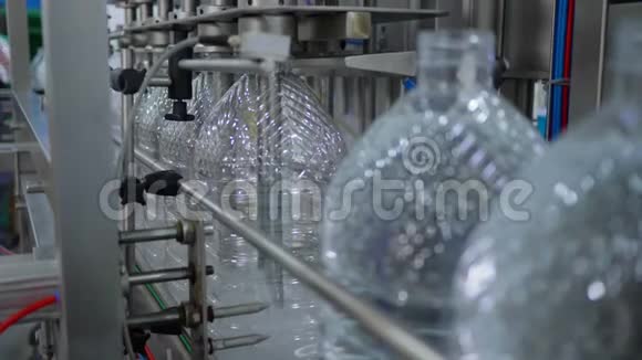瓶装厂塑料瓶装矿泉水自动输送线视频的预览图
